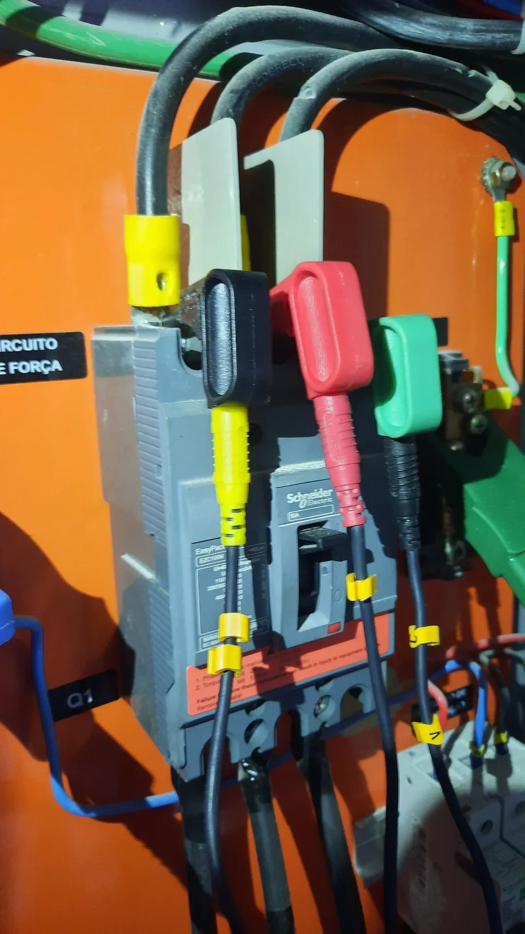 Analisador de qualidade de energia conectado ao quadro elétrico durante medição em edificação de Fortaleza