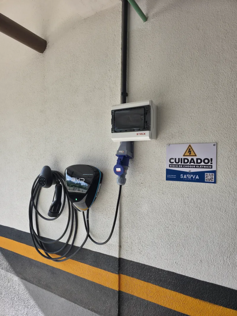 Carregador de carro elétrico instalado em coluna de garagem com faixas de sinalização