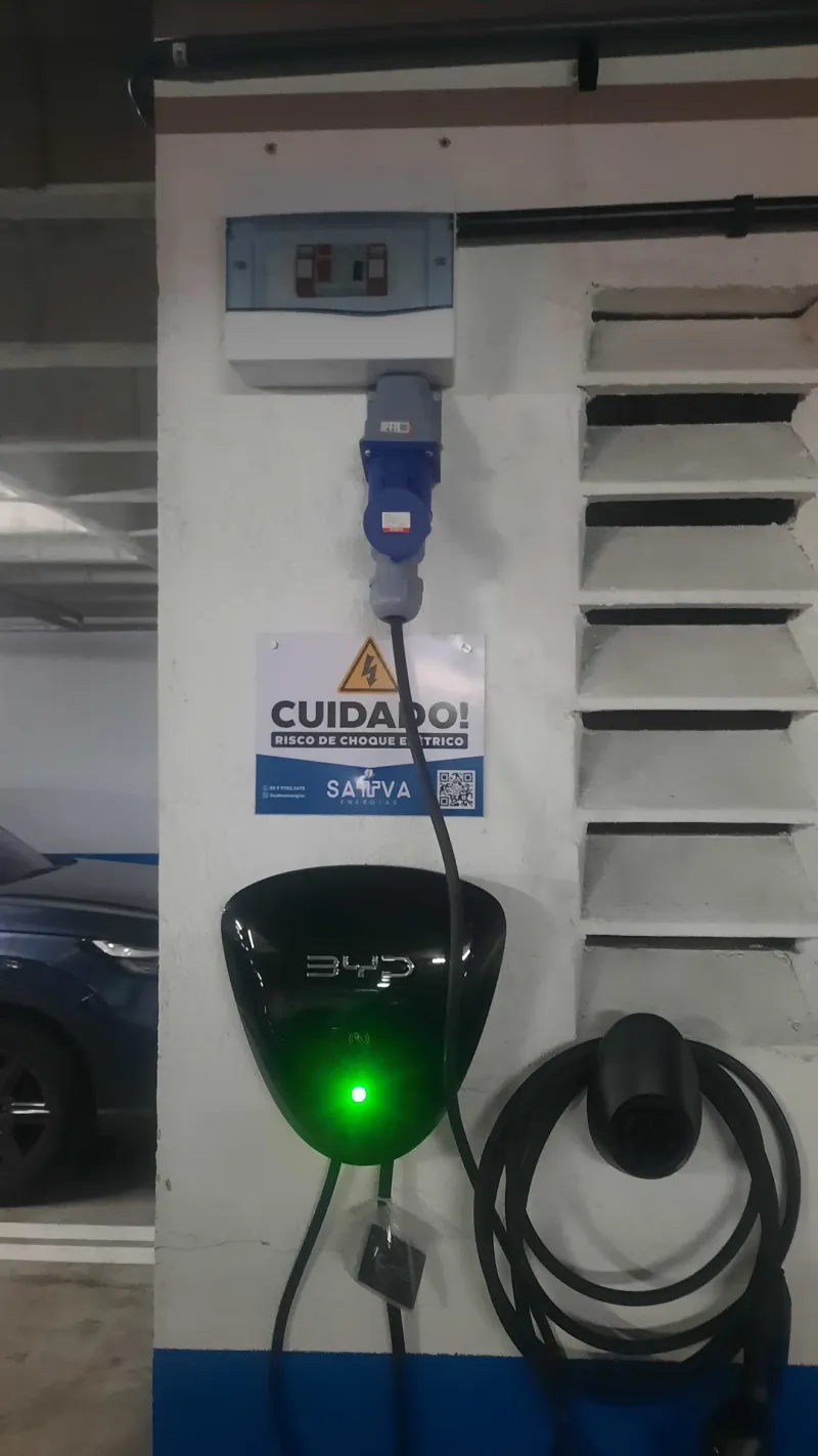 Carregador de carro elétrico instalado em garagem de condomínio em Fortaleza