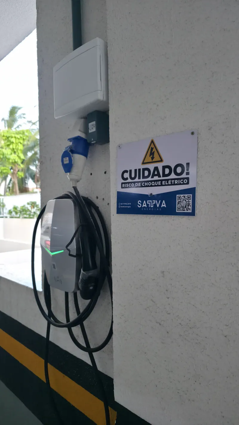 Carregador de carro elétrico instalado próximo a área verde em Fortaleza
