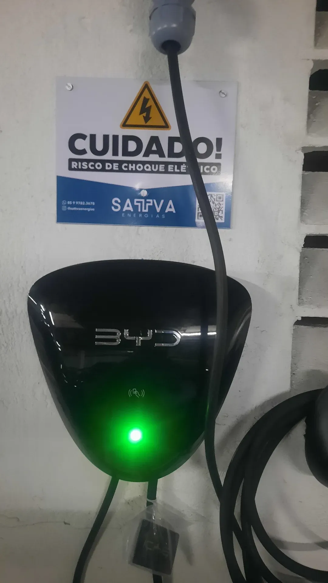 Carregador veicular instalado e sinalizado em estabelecimento de Fortaleza