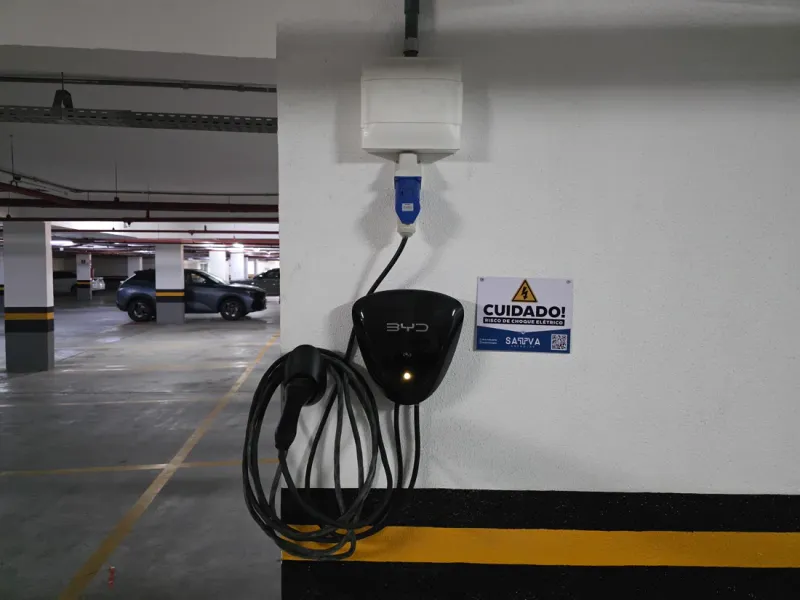Carregador de carro elétrico instalado em garagem de subsolo em Fortaleza
