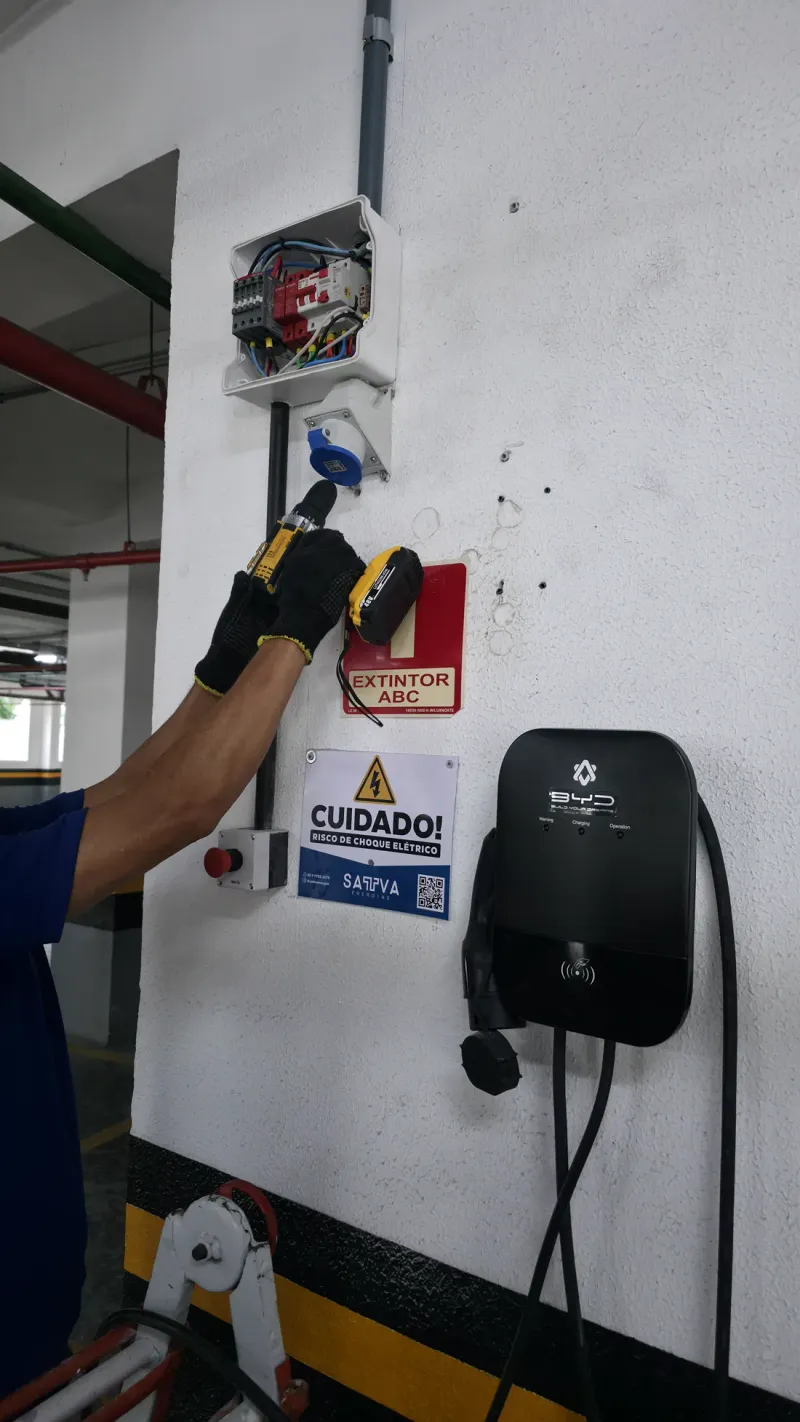 Equipe da Sattva Energias durante instalação de carregador veicular em obra