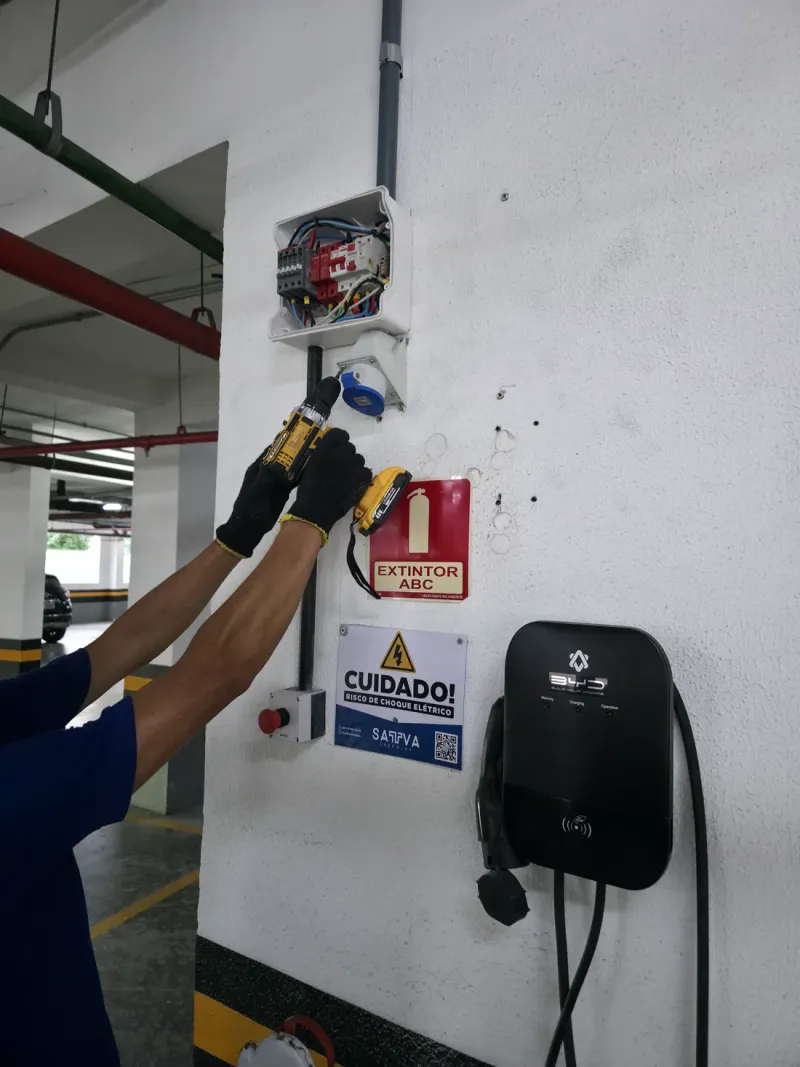 Equipe técnica da Sattva Energias instalando tomada industrial para recarga veicular