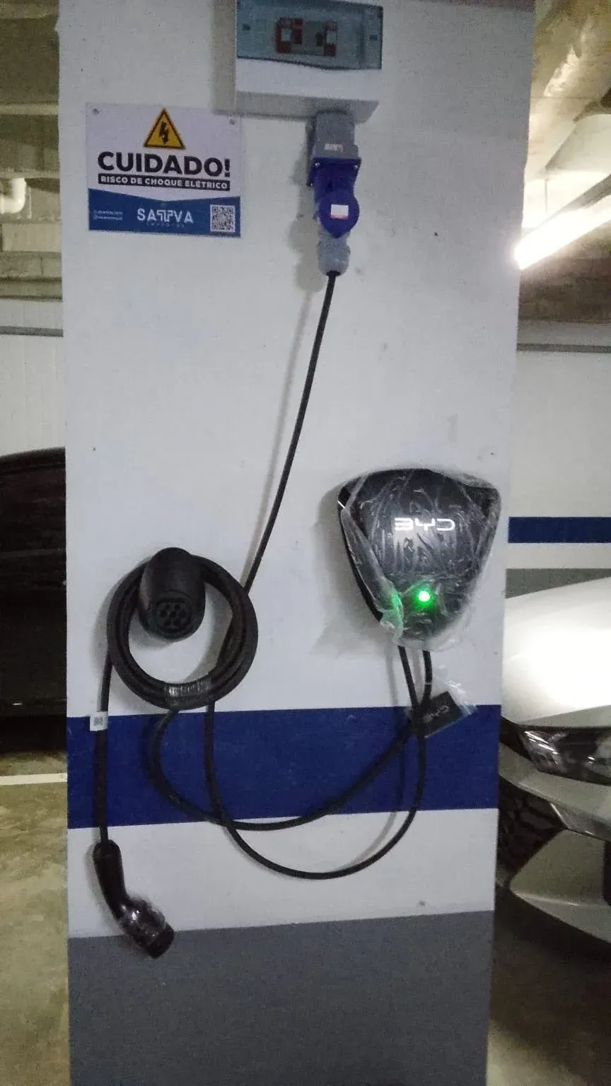 Infraestrutura de recarga veicular instalada em condomínio de Fortaleza, com sinalização de segurança da Sattva Energias