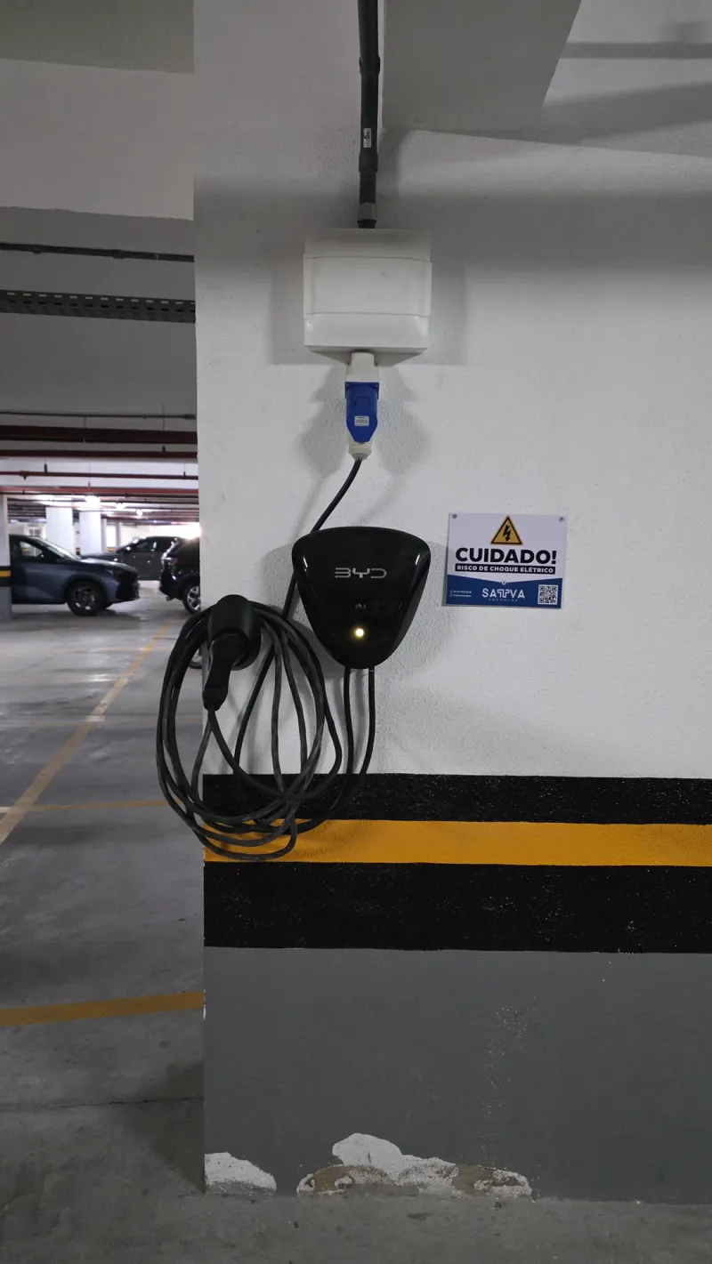 Instalação completa de carregador veicular em condomínio, com quadro de proteção e sinalização