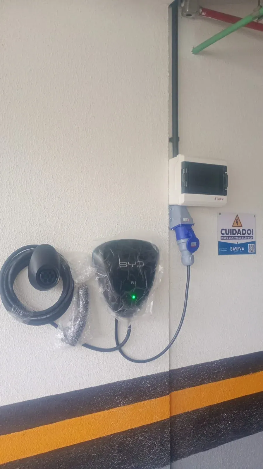 Ponto de recarga veicular instalado com quadro de proteção, tomada industrial e sinalização de segurança em Fortaleza