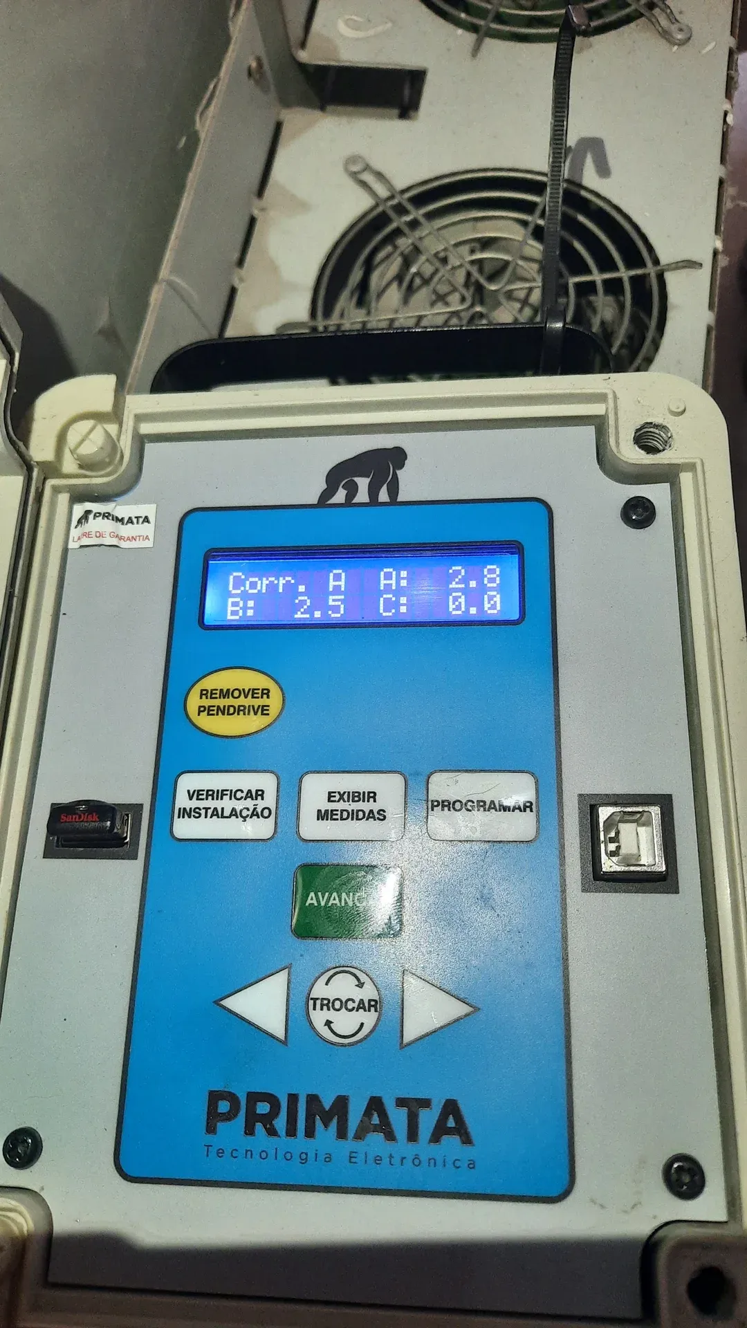 Analisador de qualidade de energia em operação durante medição em edificação de Fortaleza