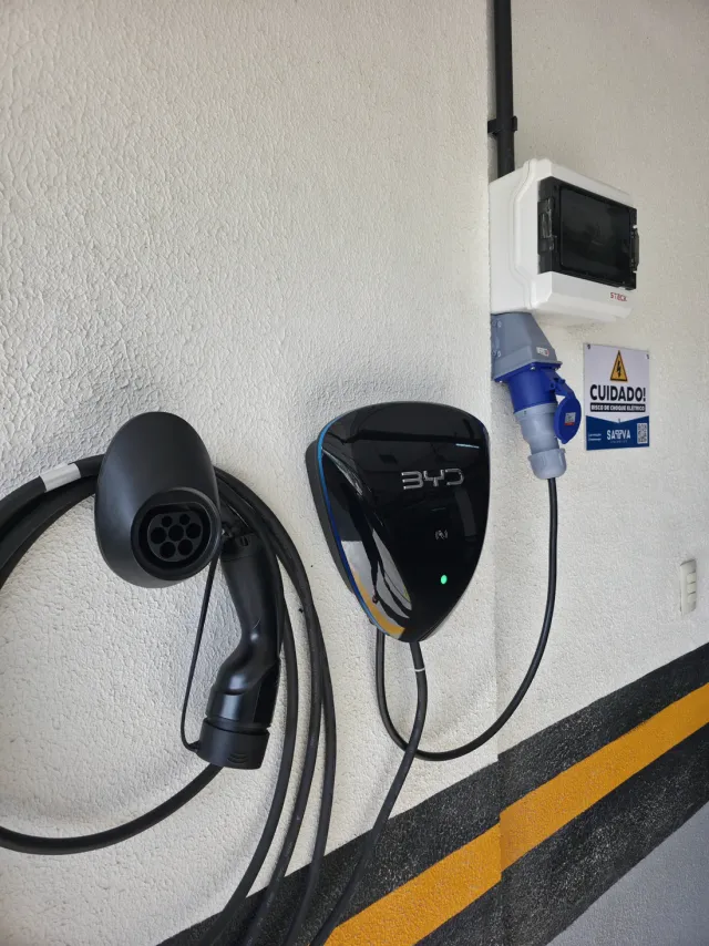 Detalhe do plugue e cabo de carregador veicular instalado