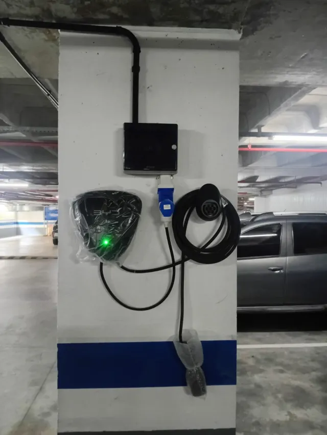 Ponto de recarga veicular instalado em garagem coletiva de condomínio