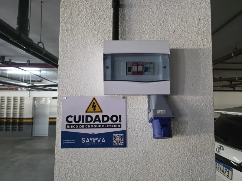 Quadro elétrico e tomada industrial preparados para recarga veicular em condomínio