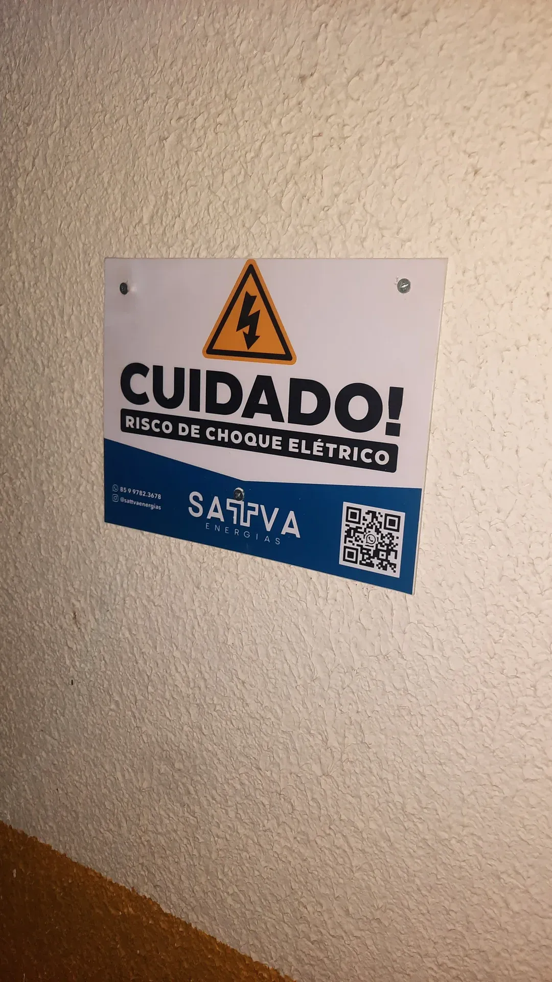 Sinalização de segurança em ponto de recarga veicular instalado conforme normas técnicas em Fortaleza